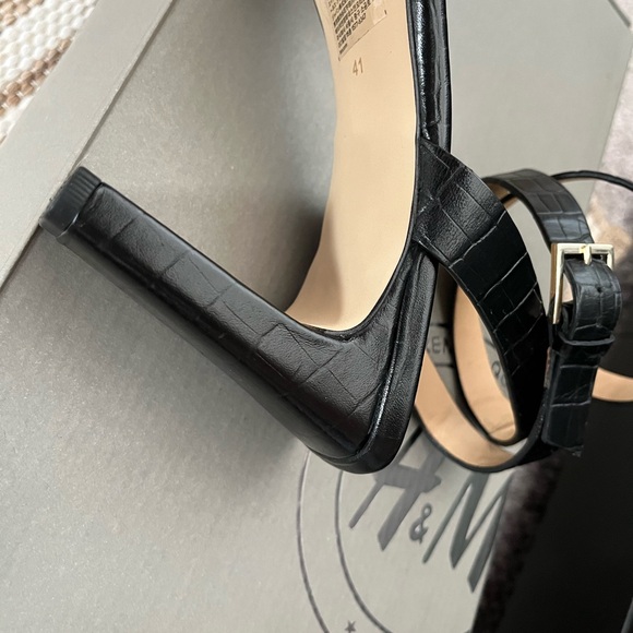 GENUINE LEATHER strappy ankle heels - Picture 6 of 7